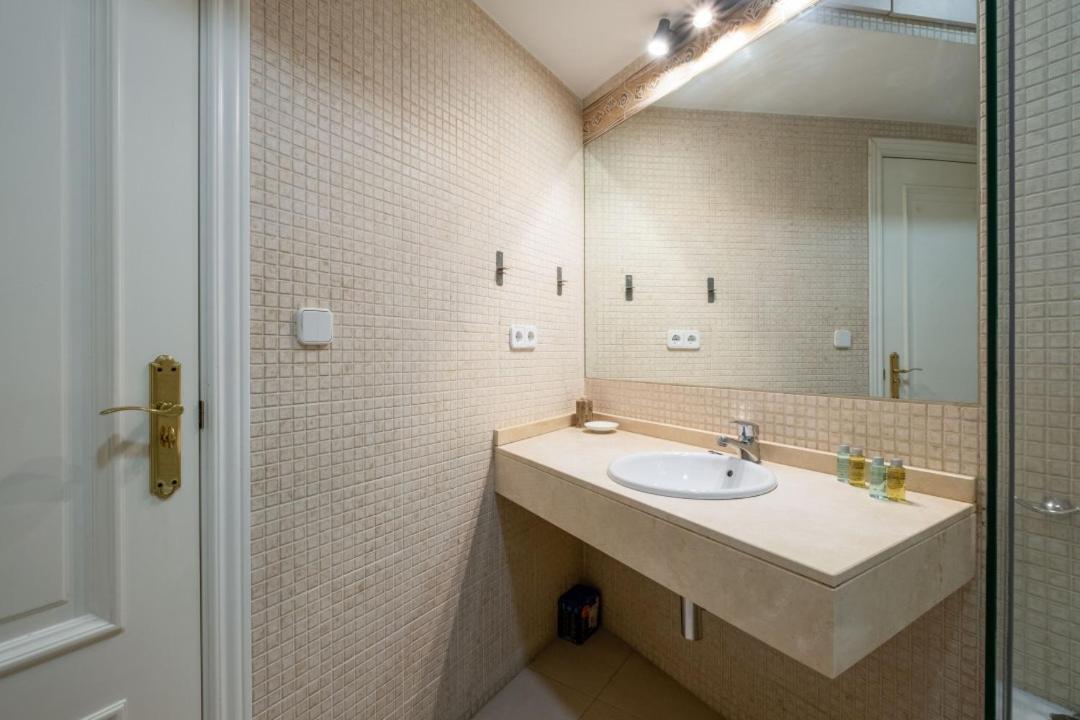 1 Bedroom 1 Bathroom Furnished - Sol - Bright Refurbished - Mintystay Мадрид Екстериор снимка
